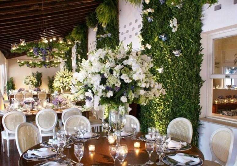 31- Na decoração bodas de prata, os arranjos florais ocupam lugar de destaque. Fonte: Buffet Morenos