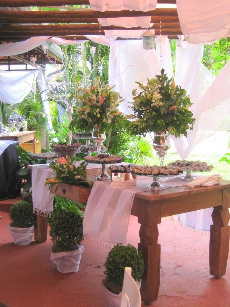 37- A decoração bodas de prata pode ter lenços cobrindo a pergola e a mesa. Fonte: Chácara São Pedro