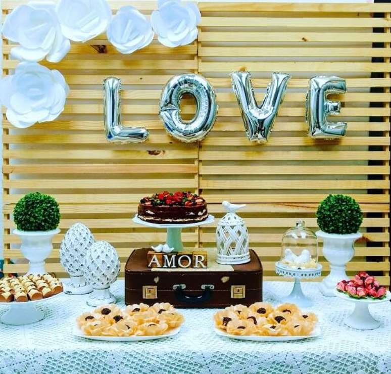 38- Em uma festa de bodas de prata simples, a decoração pode ser feita com pallets e balões prateados. Fonte: Mari Capel Decoração