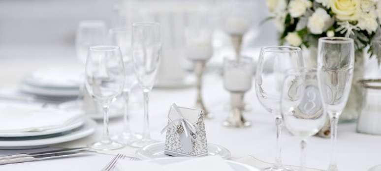 27- As lembrancinhas de bodas de prata podem ser colocadas em pequenos pratinhos à frente de cada lugar na mesa. Fonte: Buffet Finesse
