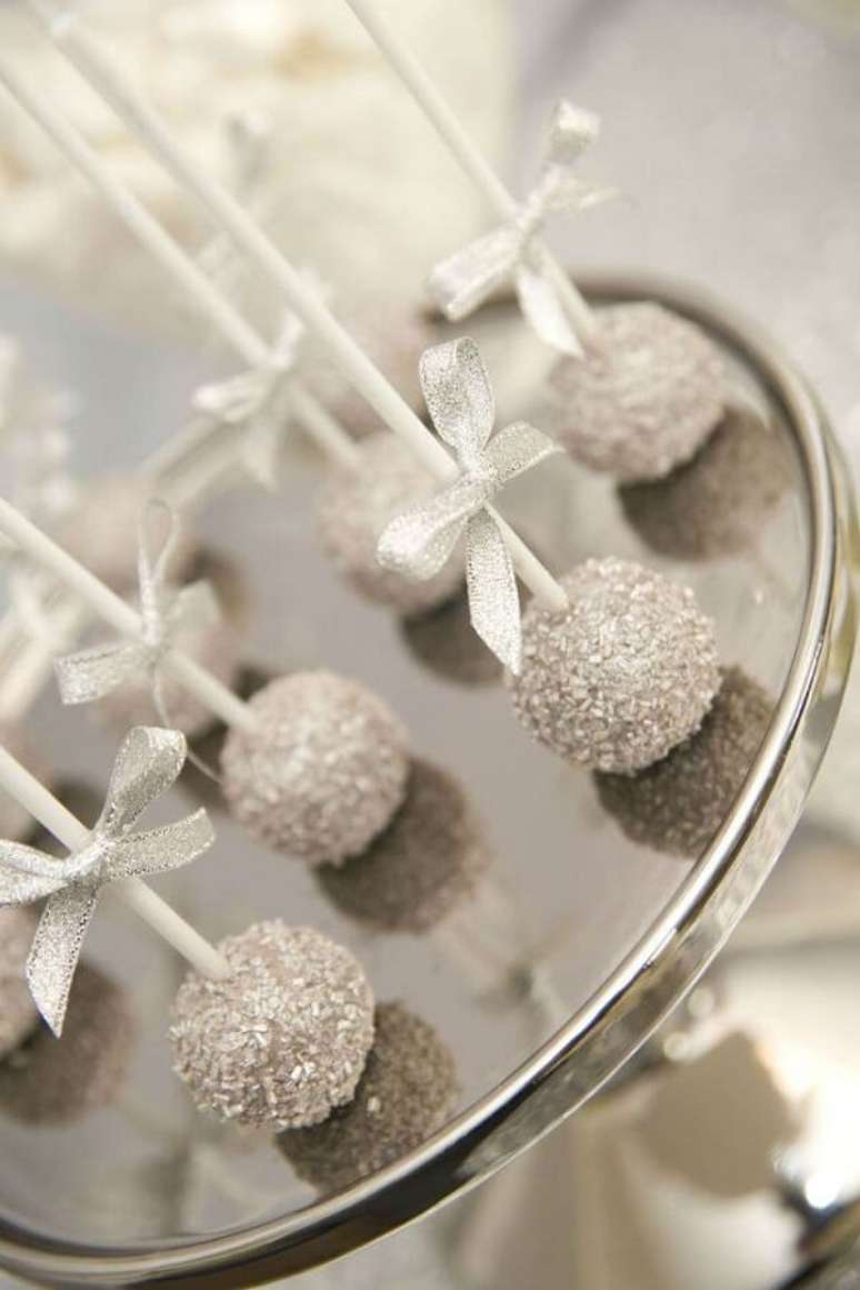 39- Os doces da festa de bodas de prata podem ter lacinhos prateados de cetim. Fonte: Casa e Festa