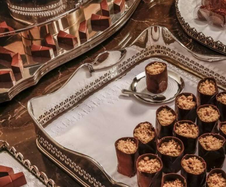 40- As bandejas, pratos e talheres são prateados para decorara a festa de bodas de prata. Fonte: Relevo Guardanapos