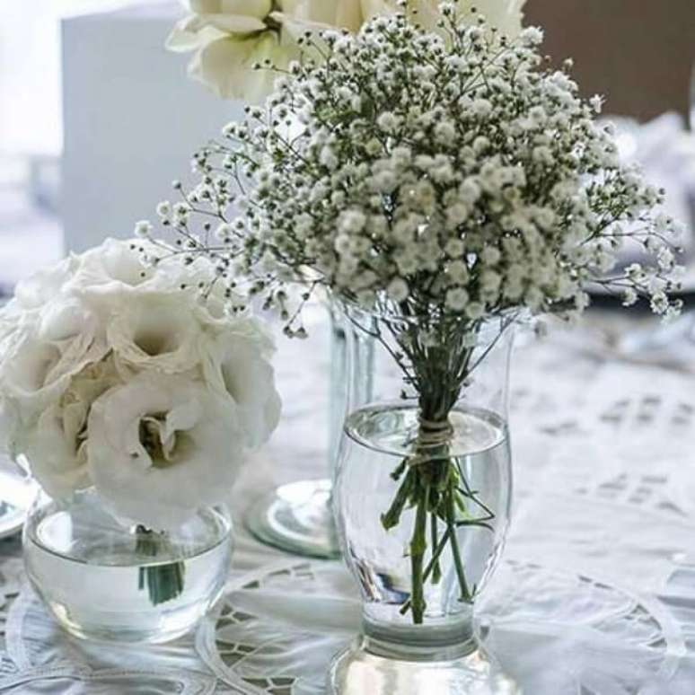 41- As flores brancas são uma ótima opção para centros de mesa na festa de bodas de prata. Fonte: Casa e Festa