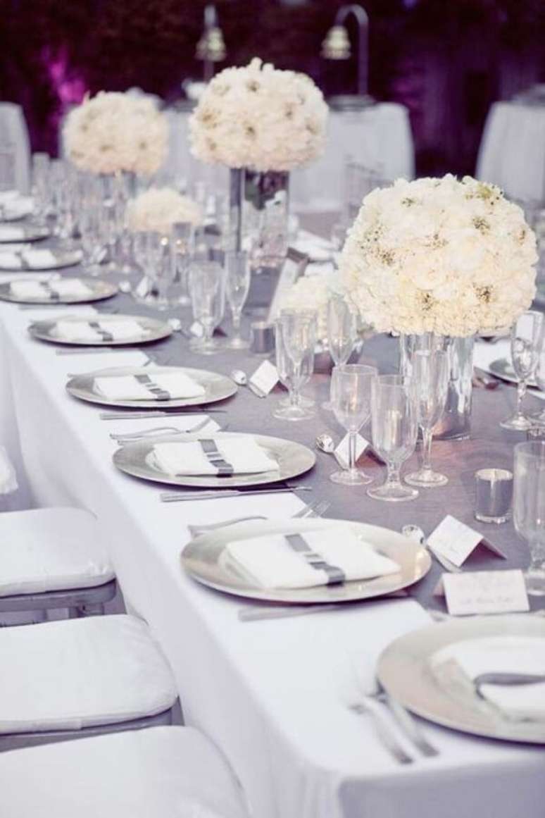 43- Os sousplats e vasos prateados decoram a mesa de bodas de prata. Fonte: Casa e Festa