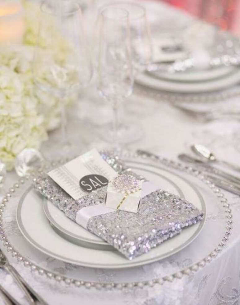 46- Os detalhes da mesa de bodas de prata foram confeccionados com tecido prateado. Fonte: Casa e Festa