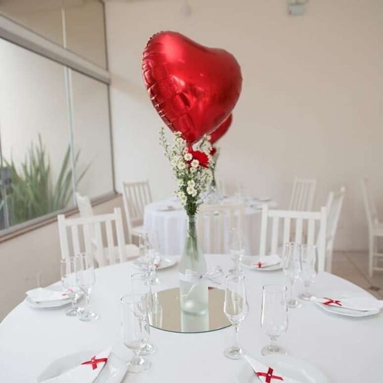 47- O centro de mesa da festa bodas de prata tem balões em formato de coração. Fonte: Bodas Fabi / Cleandro