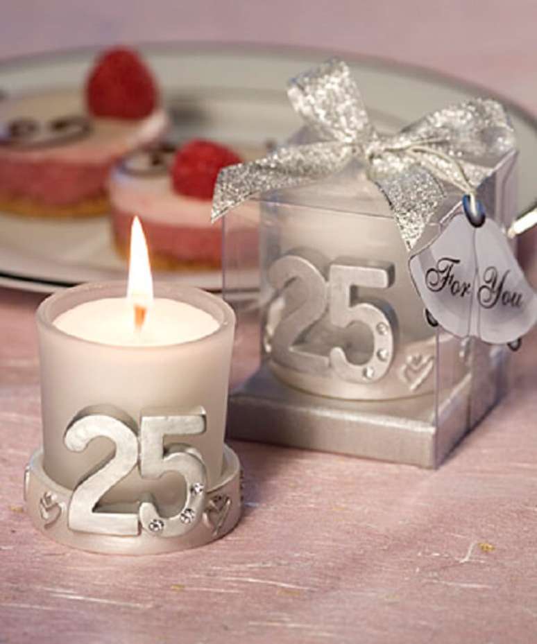 62- As velas são uma ótima opção para decorar a mesa da festa de bodas de prata. Fonte: Segredos da Vovó