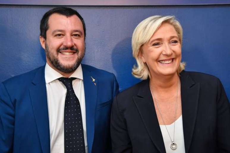 Matteo Salvini com a líder da extrema direita na França, Marine Le Pen