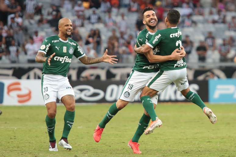 Bruno Henrique comemora com Dudu o gol contra o Atlético-MG pela quarta rodada do Camponato Brasileiro 2019