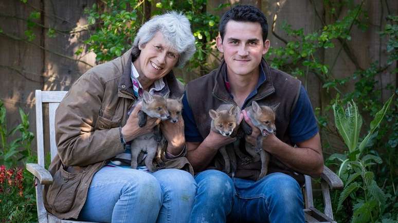 Jean e o filho salvaram e ainda cuidam dos filhotes; eles esperam a idade certa e que estejam adaptados para solt&aacute;-los na natureza