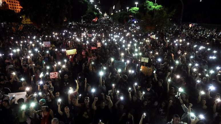 Manifestantes no Rio de Janeiro; ex-ministro entrevistado pela BBC News Brasil demonstra misto de entusiasmo e frustração com protestos desta quarta-feira