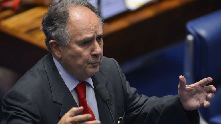 Em Recife, ex-senador faz palestras e retiro na praia para escrever