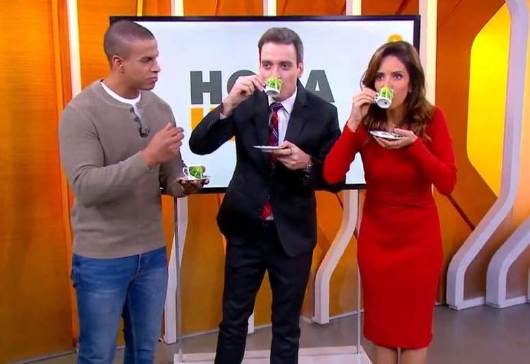 Monalisa Perrone, Tiago Scheuer e Thiago Oliveira tomam café com manteiga no encerramento do 'Hora 1", da TV Globo.