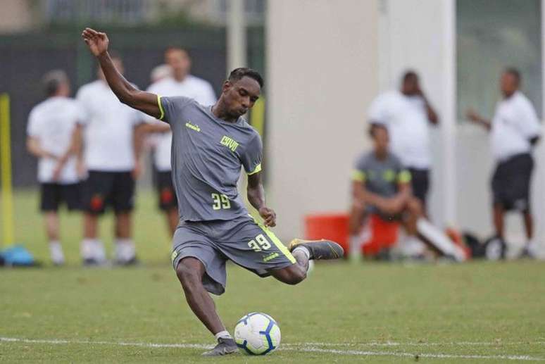 Jairinho durante treino do Vasco no CT da Colina.