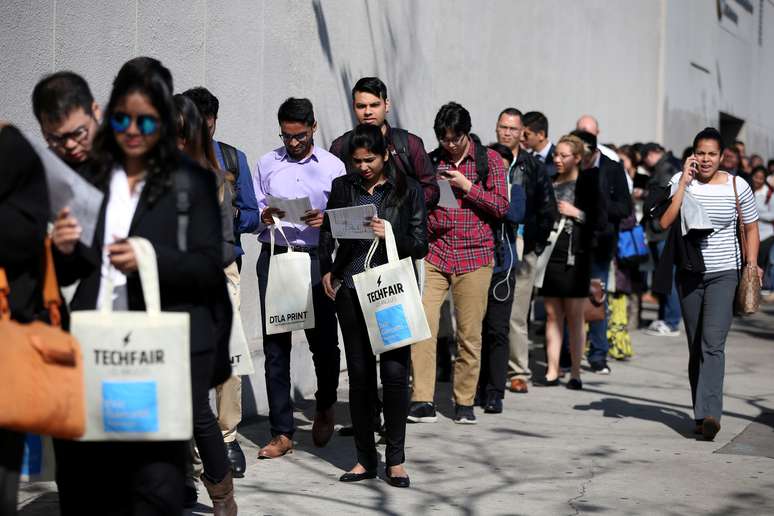 Pessoas em fila de feira de empregos em Los Angeles, na Califórnia
26/01/2017
REUTERS/Lucy Nicholson