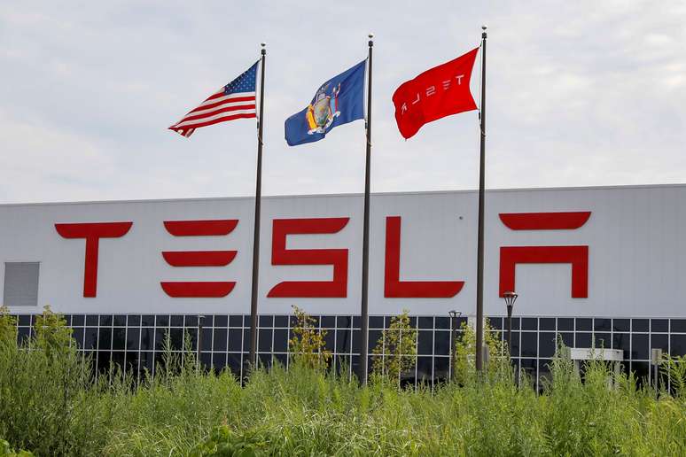 Fachada de f&aacute;brica da jointe ventrue entre a Tesla e a Panasonic. 2/8/2018.  REUTERS/Brendan McDermid