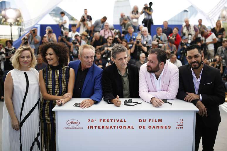 Diretores e elenco de "Bacurau" posam para foto no Festival de Cannes
16/05/2019
REUTERS/Stephane Mahe