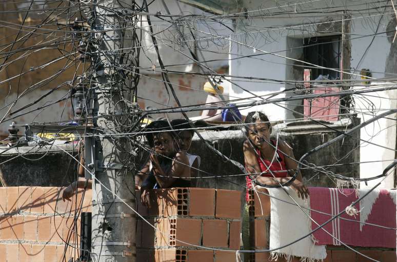 Emaranhado de fios em poste de eletricidade no Rio de Janeiro 
19/08/2008
REUTERS/Bruno Domingos