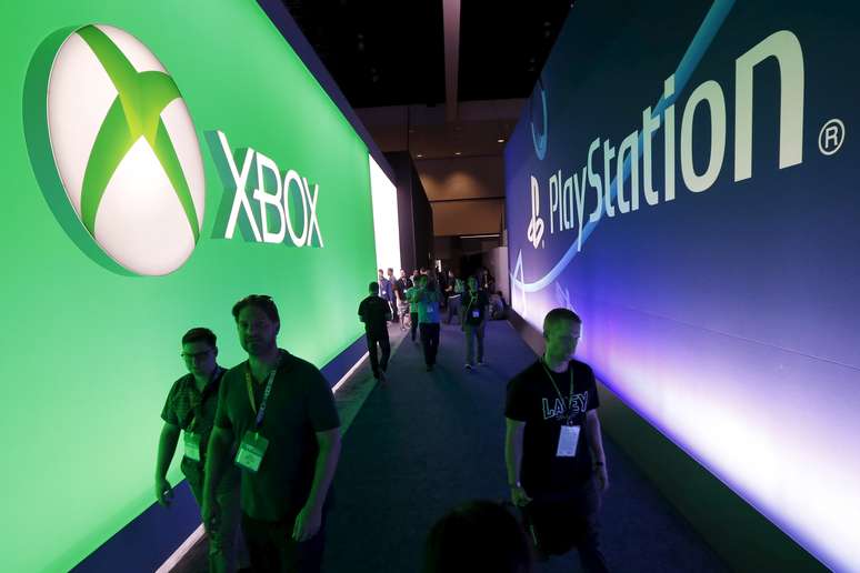 Painéis dos consoles Xbox, da Microsoft, e PlayStation, da Sony, em convenção em Los Angeles (EUA) 
16/06/2015
REUTERS/Lucy Nicholson 