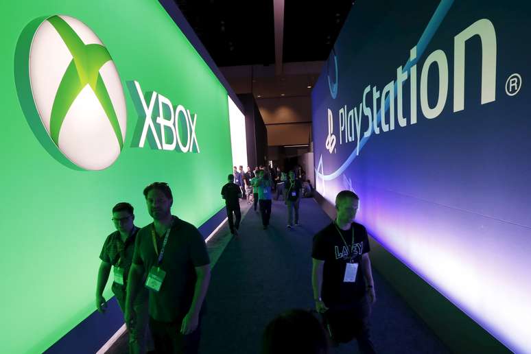 Pain&eacute;is dos consoles Xbox, da Microsoft, e PlayStation, da Sony, em conven&ccedil;&atilde;o em Los Angeles (EUA) 
16/06/2015
REUTERS/Lucy Nicholson 