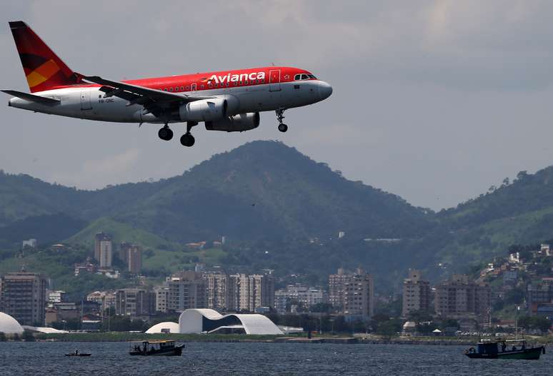 Avião da Avianca Brasil se preapra para pousar no aeroporto Santos Dumont, no Rio de Janeiro