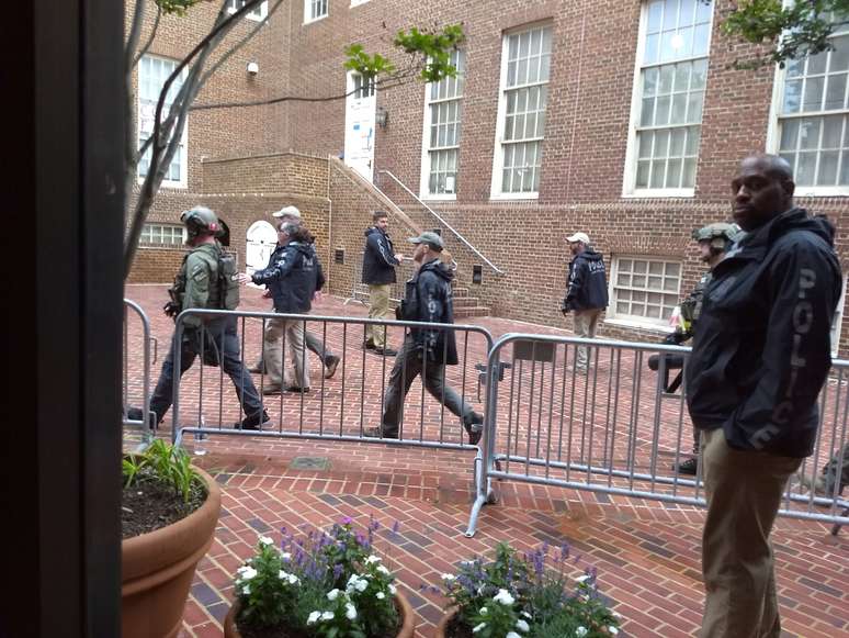 Policiais do lado de fora da embaixada da Venezuela em Washington
16/05/2019 Redes Sociais/via REUTERS 