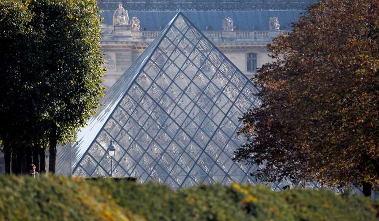 Pirâmide de vidro do Museu do Louvre, em Paris
21/10/2011 REUTERS/Regis Duvignau