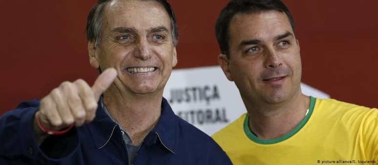 Senador Flávio Bolsonaro ao lado do pai, o presidente da República, Jair Bolsonaro