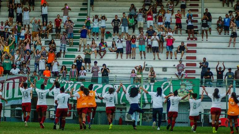 Jogadoras saudando os torcedores após classificação na primeira fase. (Foto: Lais Patricio/Fluminense)