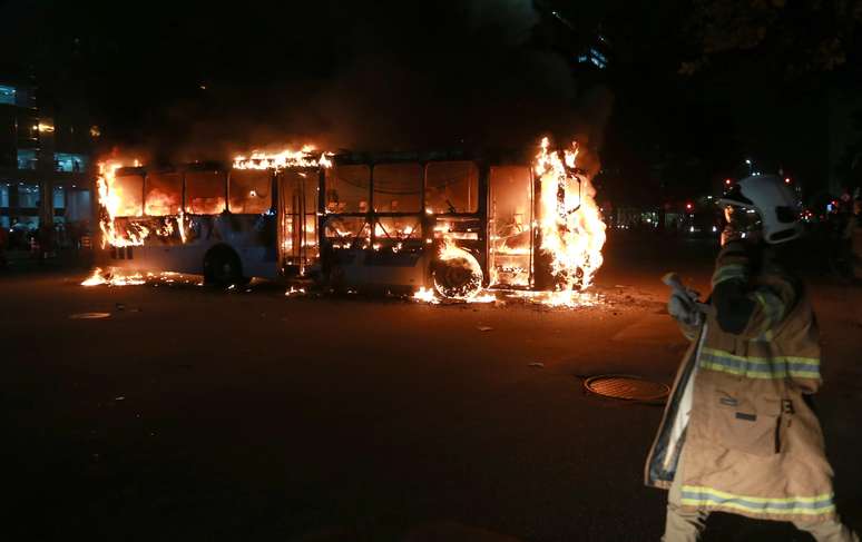 Ônibus é incendiado por manifestantes após o protesto contra o corte de verbas detinadas para educação proposto pelo governo na noite desta quarta-feira, 15, no centro da cidade do Rio. O protesto foi convocado pelas redes sociais e acontece em vários pontos do país.