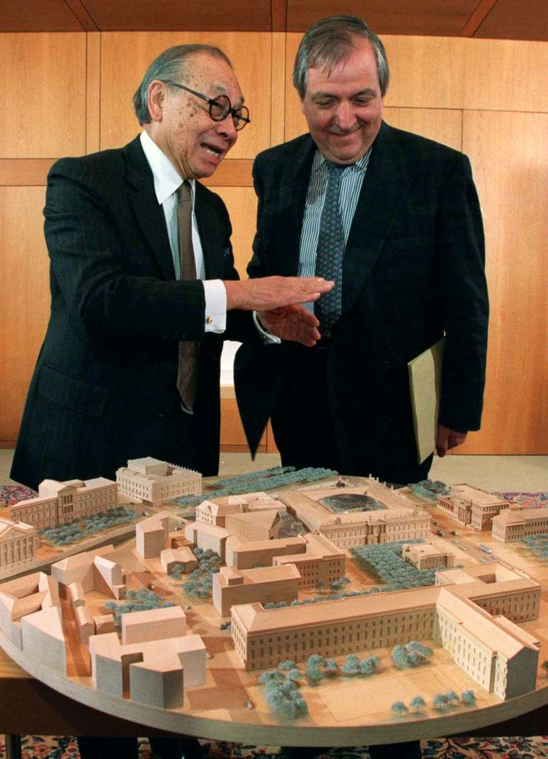 Arquiteto I.M. Pei mostra modelo do Museu de História da Alemanha ao ministro da Construção alemão Klaus Toepfer