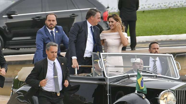 Carlos Bolsonaro (na posse, atrás do pai) ingressou na política aos 17 anos, quando se elegeu vereador no Rio de Janeiro