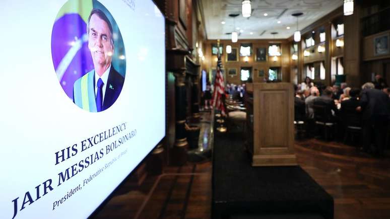 Em Dallas, Bolsonaro recebeu um prêmio da Câmara Brasil-EUA que seria entregue em Nova York