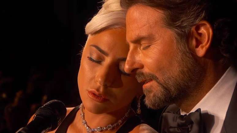 Lady Gaga e Bradley Cooper na performance da música 'Shallow' durante o Oscar.
