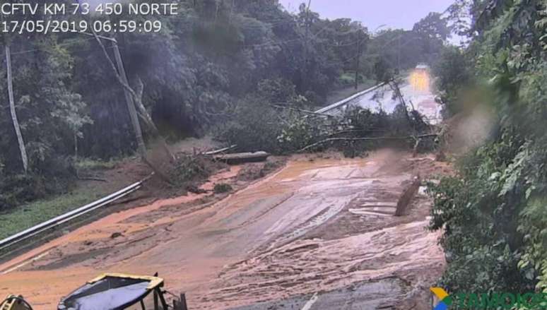 Trecho de Serra da Rodovia dos Tamoios segue interditado