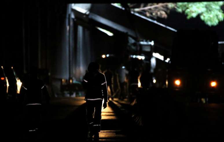 Agentes perto de estrutura colapsada de túnel após fortes chuvas no Rio de Janeiro
17/05/2019
REUTERS/Sergio Moraes