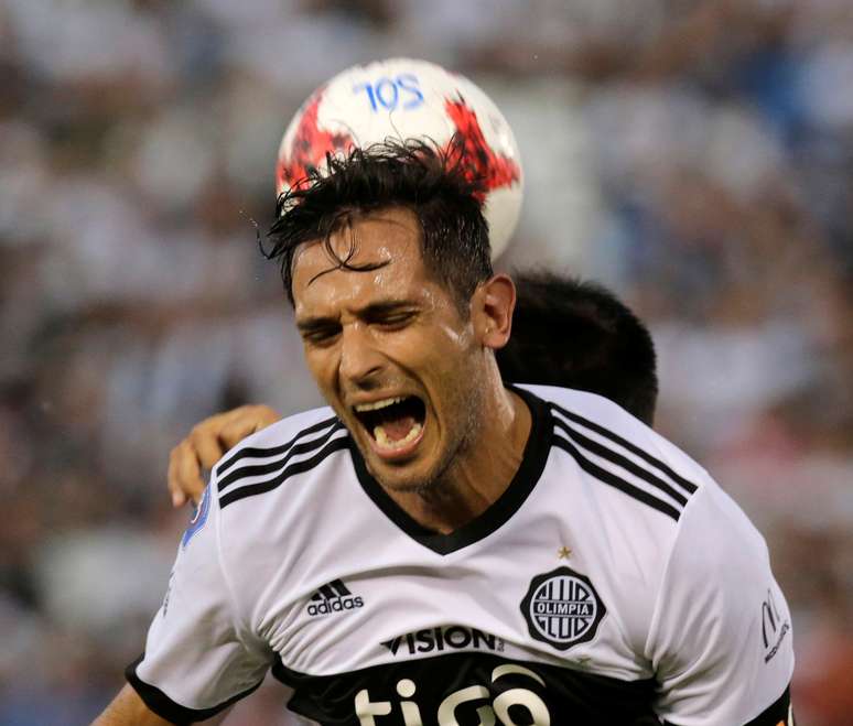 Roque Santa Cruz, do Olimpia, durante partida contra o Sol de Am&eacute;rica, pelo Campeonato Paraguaio
27/05/2018 REUTERS/Jorge Adorno 