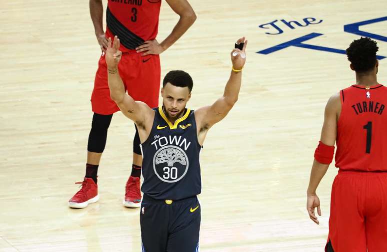 Stephen Curry, do Golden State Warriors, acena para torcida na vitória sobre o Portland Trail Blazers