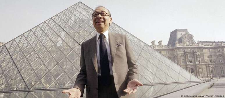 Pei elaborou o projeto da pirâmide em 1984. Em 1989, ela foi aberta ao público