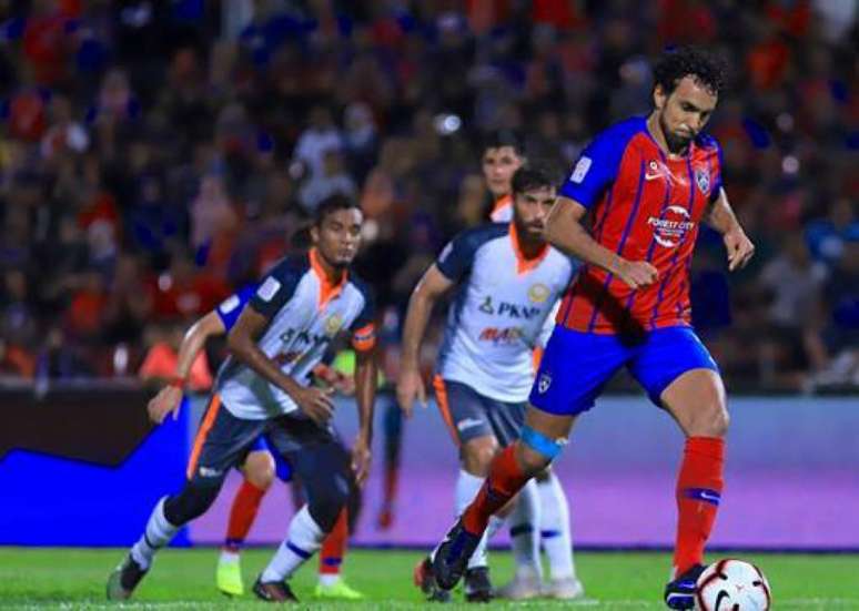 Brasileiro em campo pelo JDT (Foto: Divulgação)