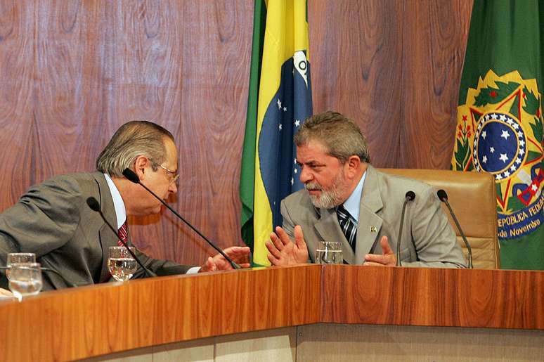 O ex-presidente Luiz Inácio Lula da Silva (d), conversa com o ex-ministro da Casa Civil , José Dirceu, durante reunião ministerial no salão oval do Palácio do Planalto.