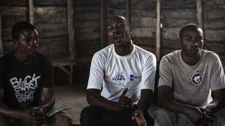 Um organizador de uma oficina, ao centro, conduz uma discussão sobre masculinidade positiva em uma reunião da Rede de Homens do Congo