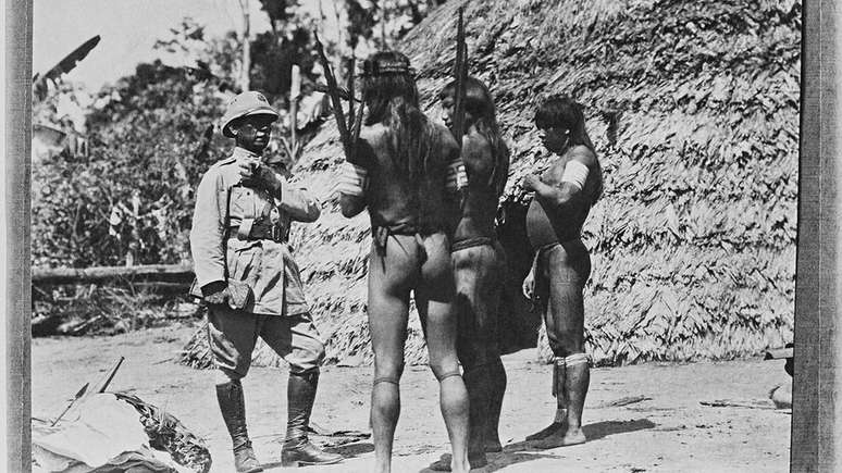 Rondon com índios Tiriyó durante sua segunda expedição de Inspeção de Fronteiras; explorador também foi um pacifista