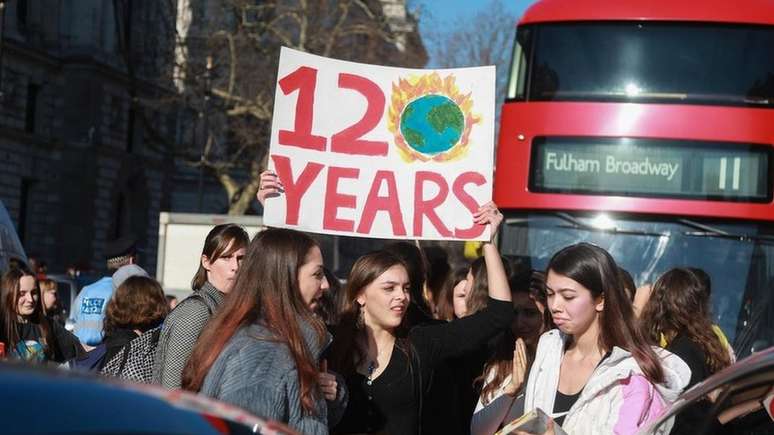 Estudantes do Reino Unido protestam contra inação das autoridades ante mudanças climáticas