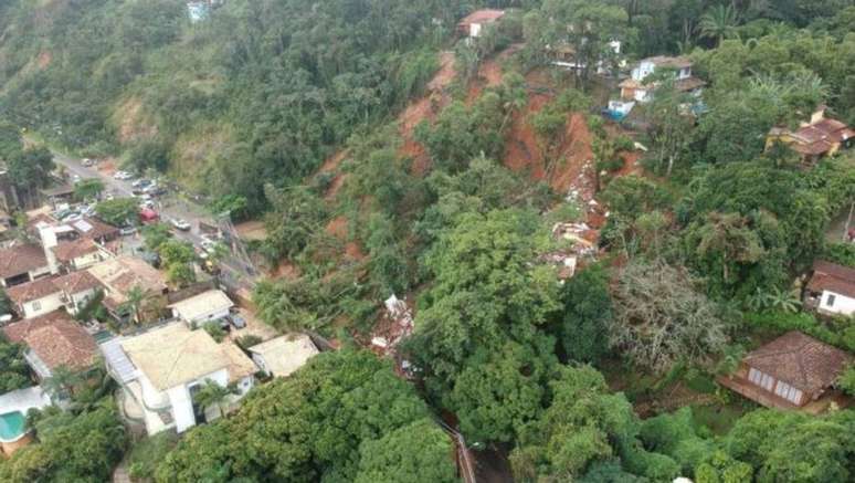 Toda a encosta de um morro deslizou e a barreira encobriu a rodovia Perimetral, em Ilhabela, litoral norte do Estado de São Paulo