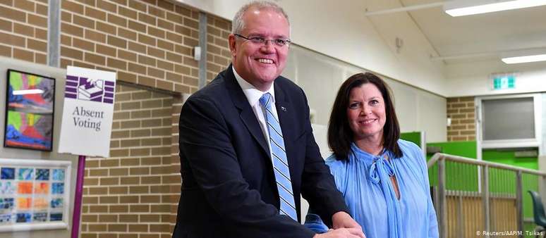 Primeiro-ministro, Scott Morrison, e esposa Jenny entregam seu voto