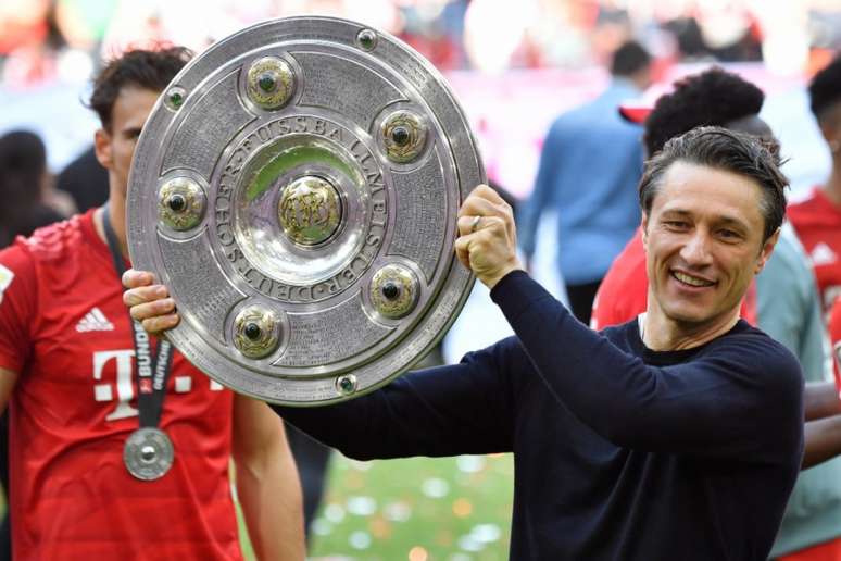 Kovac com o troféu da Bundesliga, a salva da prata (Foto: AFP)