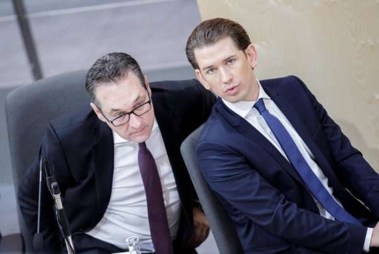 Sebastian Kurz (direita) com Heinz-Christian Strache (esquerda), seu ex-vice-chanceler