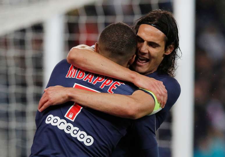 Cavani e Mbappé comemoram gol do PSG sobre o Dijon
