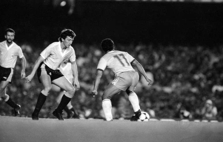 O jogador Romário, do Brasil tenta passar por defensor da seleção do Uruguai, no jogo final da Copa América de 1989, no estádio do Maracanã, Rio de Janeiro (RJ)